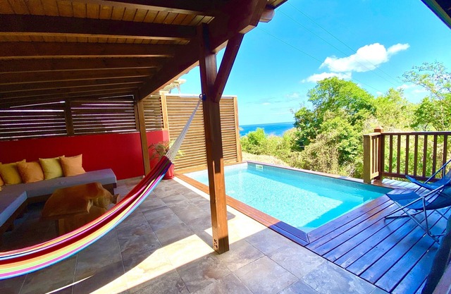 Magnificent bungalow for rent for 4 people, private pool and sea view.