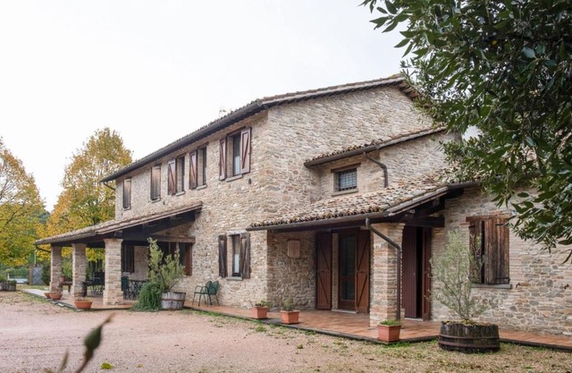 Magnificent Farmhouse in Sant Angelo in Vado with Garden