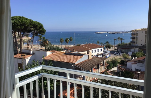MAGNIFICENT SEA VIEW 150m from the beach 2pers + 1enf app. Air conditioning. Wifi