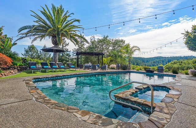 Magnificent Sonoma Farm House - 4-5 bedrooms, pool, hot tub, Vineyard, working farm - pick your own fresh fruit,