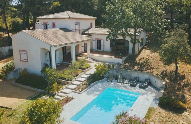 * Magnificent unoverlooked villa, 8p, swimming pool, summer kitchen, 3800 m2