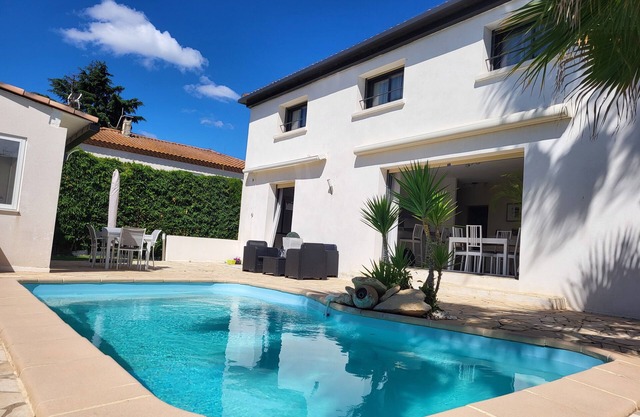 Magnificent villa near the sea with swimming pool