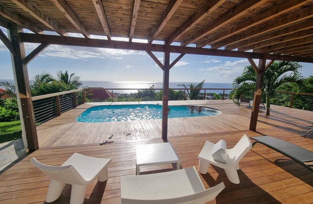 Magnificent villa with saltwater pool and 180° view of the sea and the îlets Pigeon