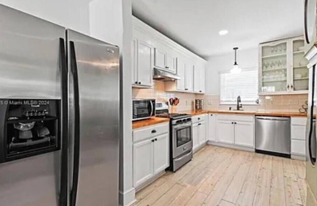 Magnificent ''Windsor House!'' 1934 Tudor style historic cottage