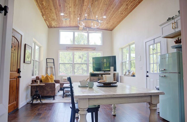 Magnolia Farmhouse - enjoy fresh air and Wi-Fi!
