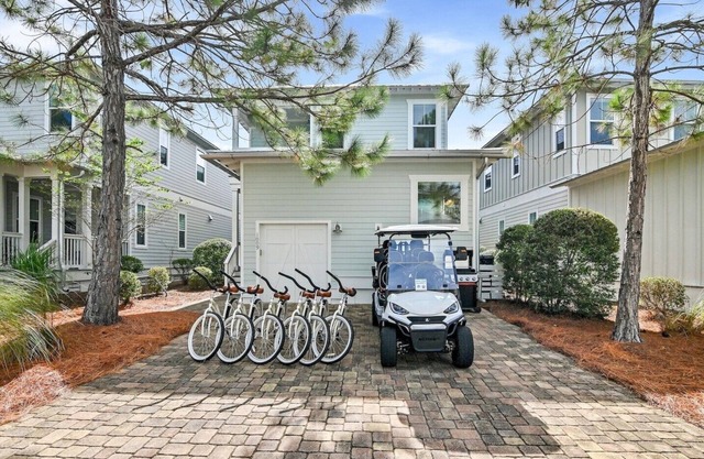 Magnolia Mint | Stylish 4BR Retreat w/Golf Cart, Bikes, Sleeps 10, Resort Amenities