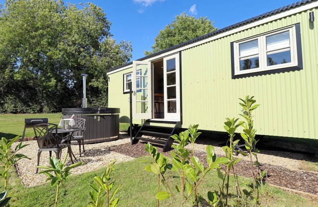 MAGNOLIA, pet friendly, with hot tub in Waltham