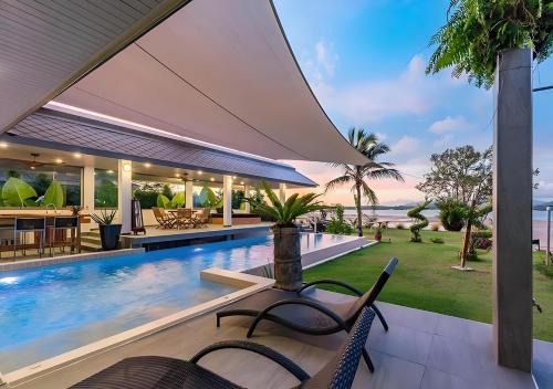 Mai Khao Beach Luxury 7-bedroom villa 0 meters from the sea double infinity pool maid, outdoor wedding sea fishing