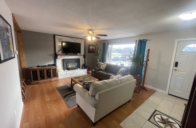 Main floor with own entrance, walking distance to downtown, 5 min from the beach