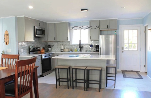 Main House, with three other cottages for Family Compound!