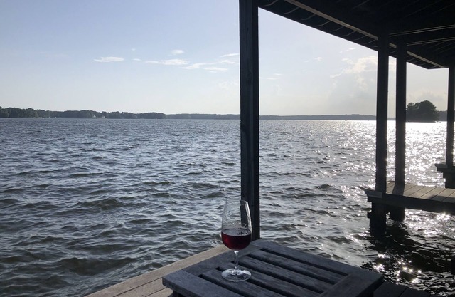 MAIN LAKE! 4BR/4B Gorgeous log home with deep water, Amazing Views & WiFi