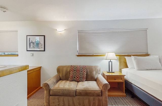 Main St room - pool & hot tub - walk to lifts, dog-friendly, 3rd floor balcony