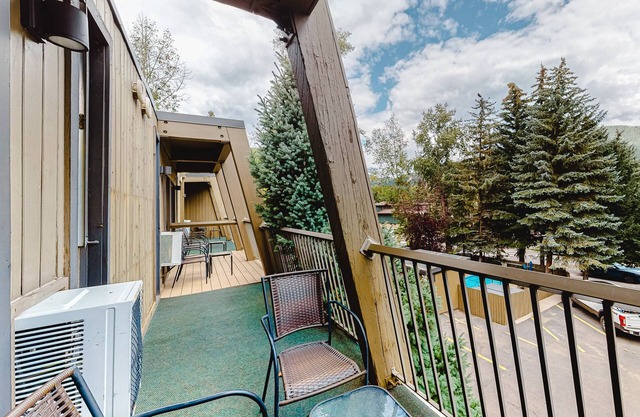 Main Street gem - pool & hot tub - walk to lifts, dog-friendly, balcony