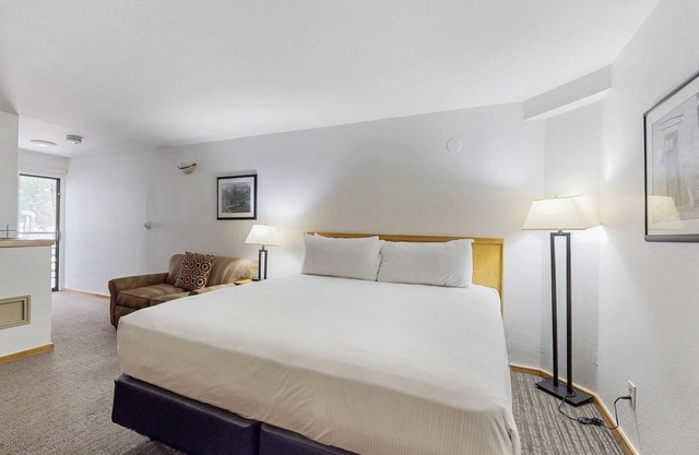 Main Street gem - pool & hot tub - walk to lifts, dog-friendly, second floor