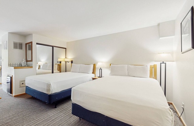 Main Street gem - pool & hot tub - walk to lifts, dog-friendly, third floor