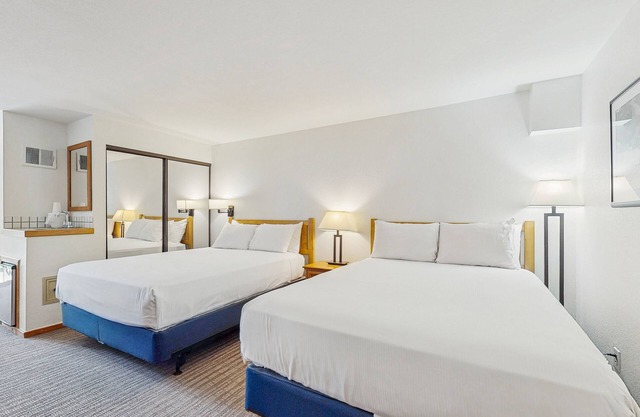 Main Street room - hot tub & pool - walk to lifts, dog-friendly, balcony