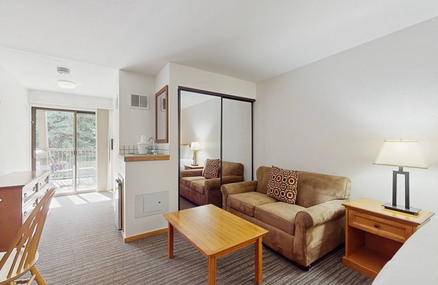 Main Street room - pool & hot tub - walk to lifts, dog-friendly, balcony