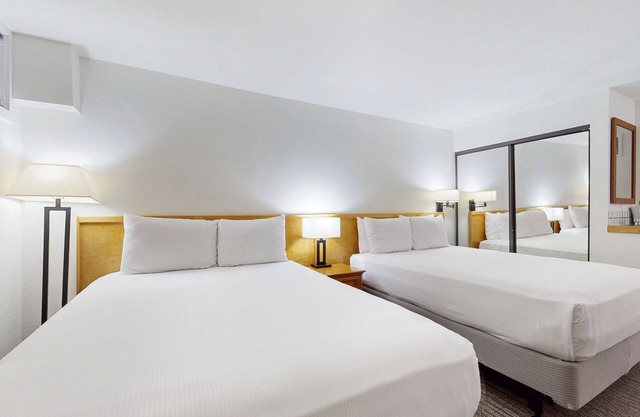 Main Street studio - pool & hot tub - walk to lifts, dog-friendly, ground-floor