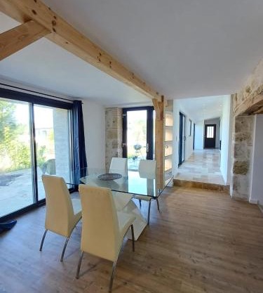 maison avec jardin 4 pers, 2 lits, billard, wifi, clim