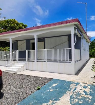 Maison confortable à Le Moule avec piscine partagée