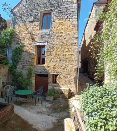 Maison de la Ruelle au cœur de la Bastide de Domme avec cour terrasse