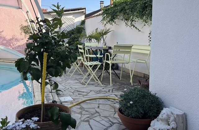 Maison de Ville. Patio et Piscine aux Beaux Jours. 4 Chambres, 2 Sdb. Au Calme