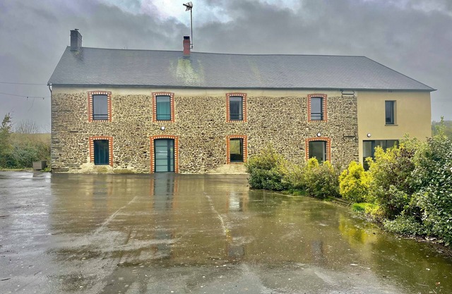 Maison des H, by the lake