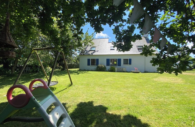 Maison Familiale Entouré de Verdure Proche des Plages et des Sentiers
