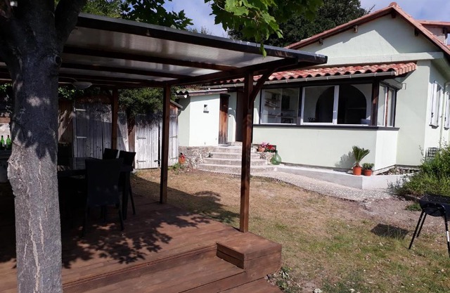 Maison mitoyenne 68m², 2 pièces + véranda, jardin 100m² avec pergola, vue mer