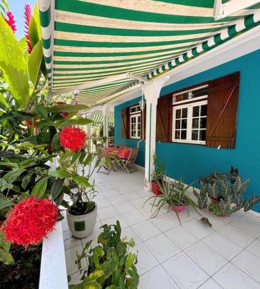 Maison perchée face à la rivière, nature & calme