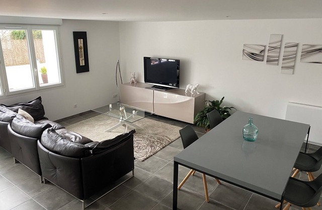 Maison Rénovée Entre Ville et Montagnes, Paisible, Randonnées à 5mn à Pied