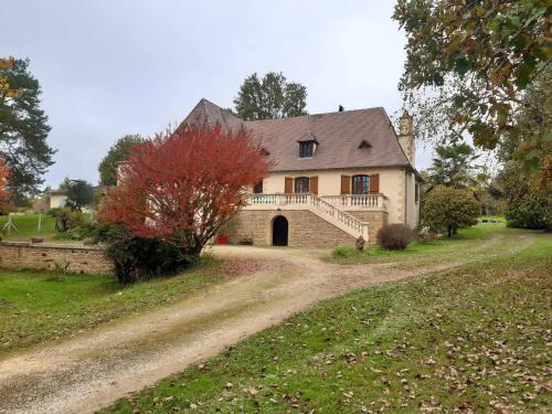 Maison spacieuse au Bugue avec jardin et equipements sportifs