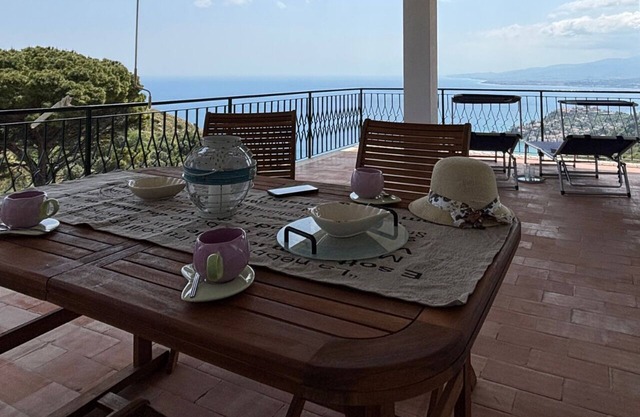Maison Stalettì between sky, sea and prickly pears