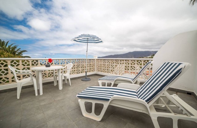 Maisonette vacation apartment - modern style in the middle of a tropical garden.