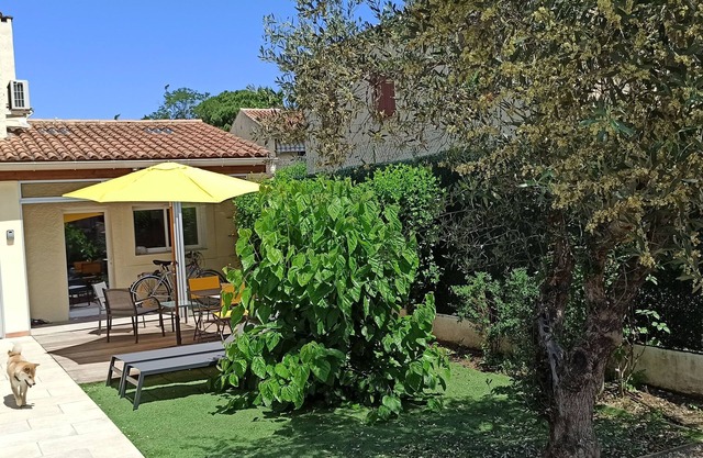 Maisonnette Avec Jardinet au Calme Très Proche des Commerces