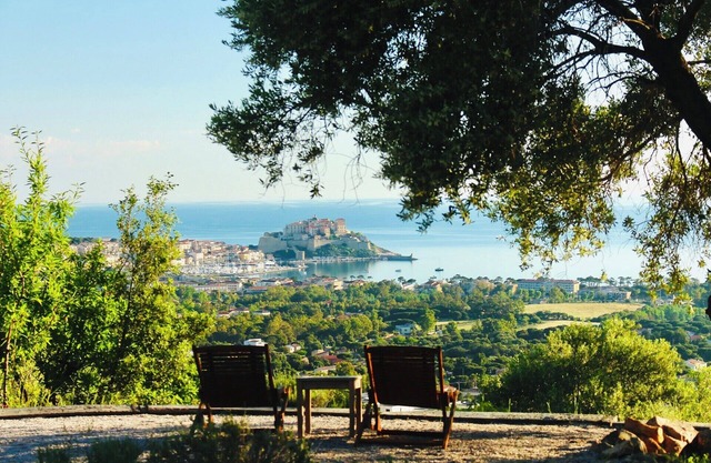 Maisonnette en plein maquis, vue splendide à 5 min du centre et de la plage