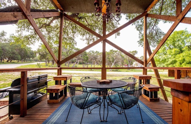 Majestic Treehouse - Hot Tub - Backyard Living Oasis - Firepit, Grill, River Tubing Basecamp