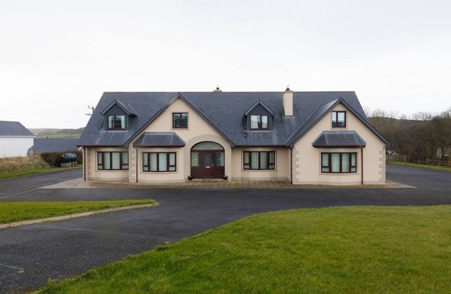 Malin Head - House - Sleeps 16 - Pet Friendly