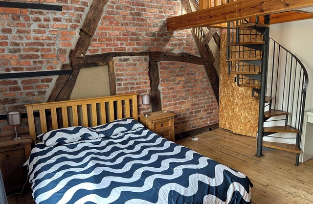 MALLISON COTTAGE, pet friendly, with a garden in Ashton-Under-Lyne