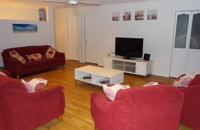 Maloneys Beach House - pet friendly and directly opposite Maloneys beach
