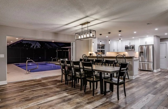 Manatee Key- Riverfront Pool/Dock close to Beach