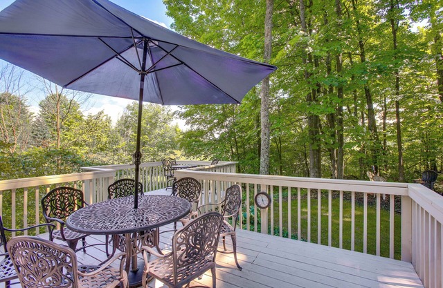 Manor Green: Cedar Home w/Fire Pit, 3 Mi to Lake!