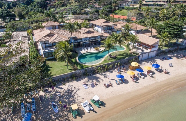 Mansão Exuberante Pé na Areia Ferradura