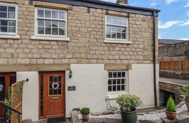 MAPLE TREE COTTAGE, pet friendly, with a garden in Knaresborough