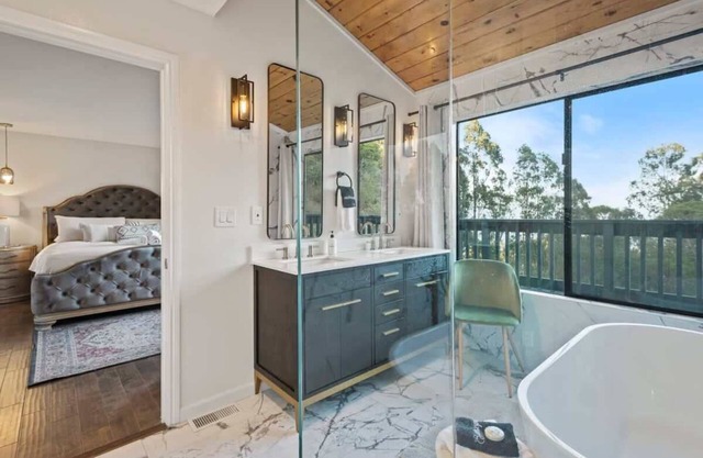 @ Marbella Lane - 3BR Penthouse Suite |SF|Parking