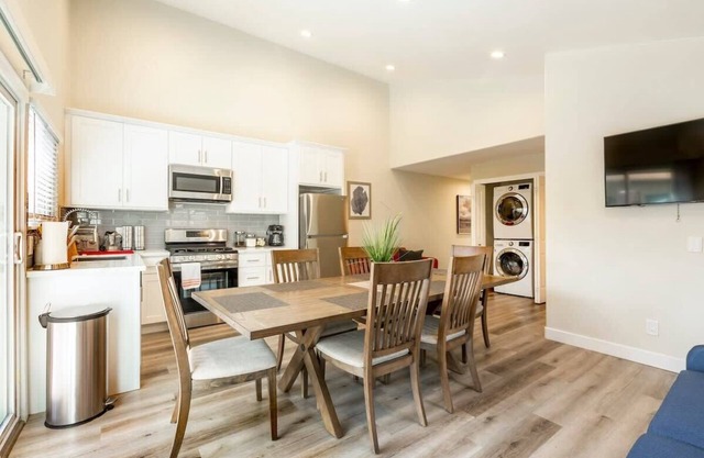 @ Marbella Lane - 6BR Duplex | DTWN SJ | Laundry + P