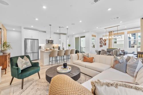 #Marbella Lane-Luxury Designer 3BR Home Disneyland
