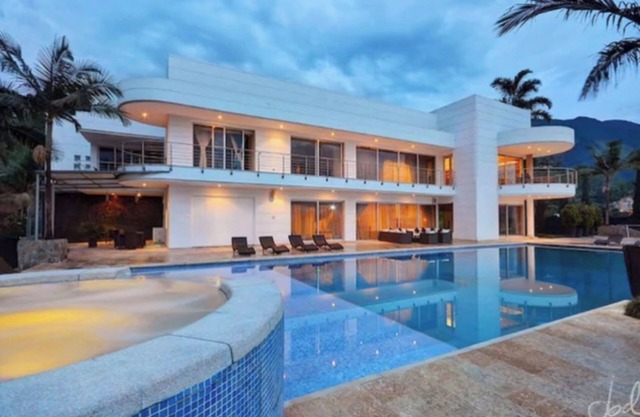 MARBLE POOL MANSION 12 BEDROOM BUTLER JACUZZI