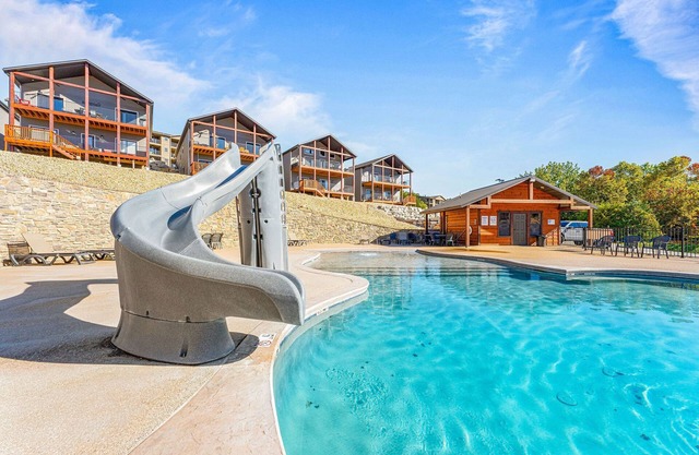 March Sale! Lakefront Cabin directly on Table Rock Lake: w/Pool+Hot Tubs