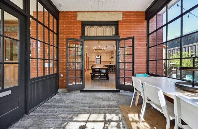 Marigold Mansion- Close to downtown, Walkable, Room for multiple families!